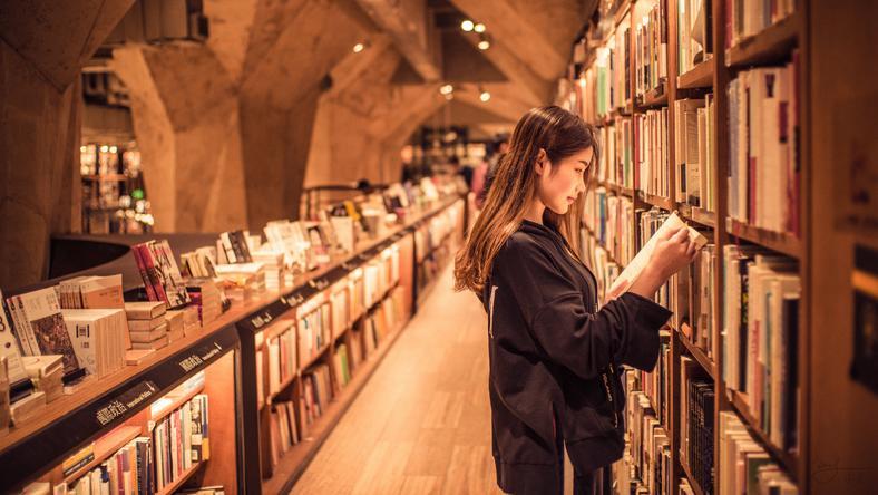 梁文道:书店纷纷倒闭,但我始终相信尊重人的生意